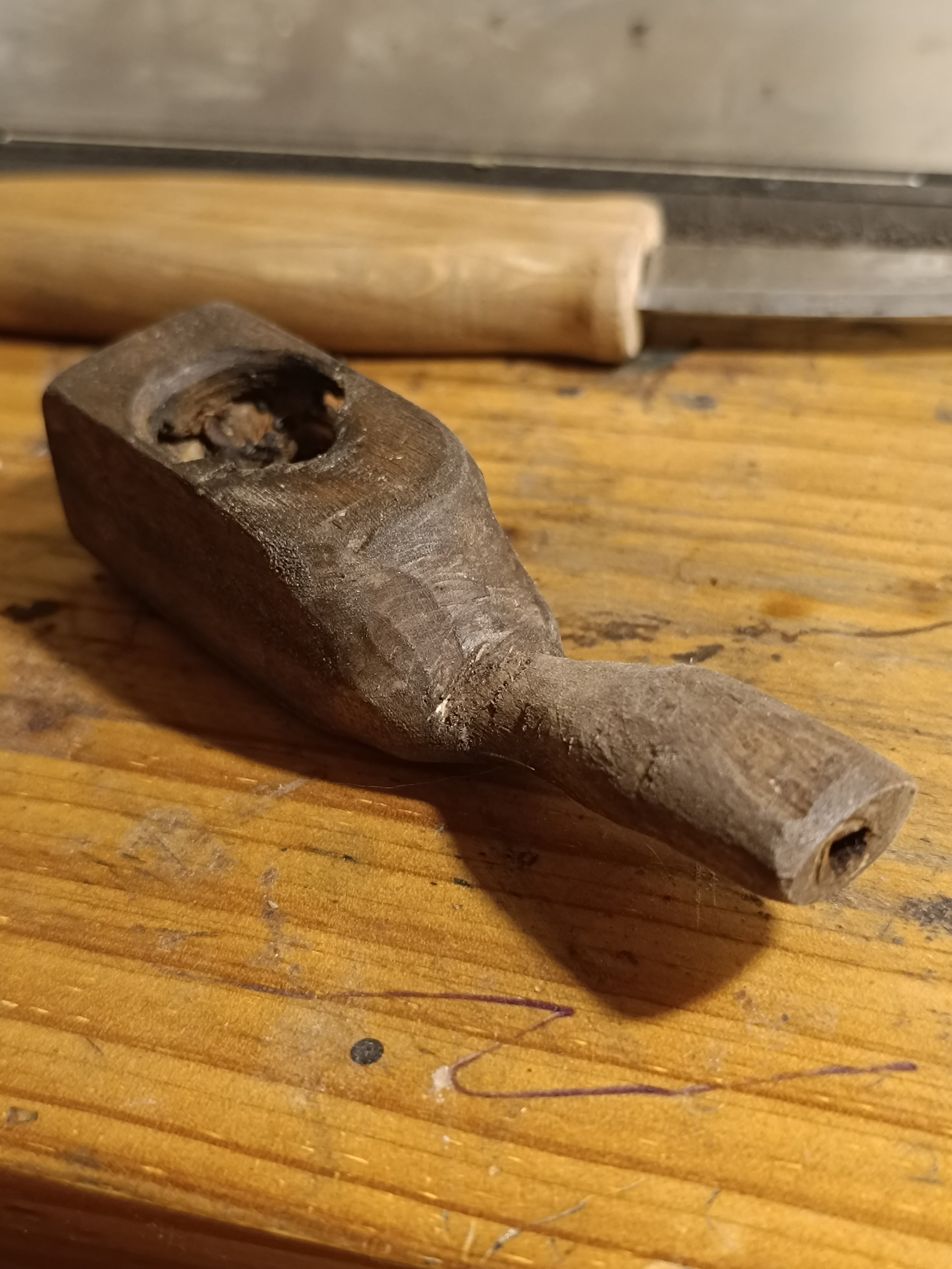 Pipe en bois de tilleul taillé mains