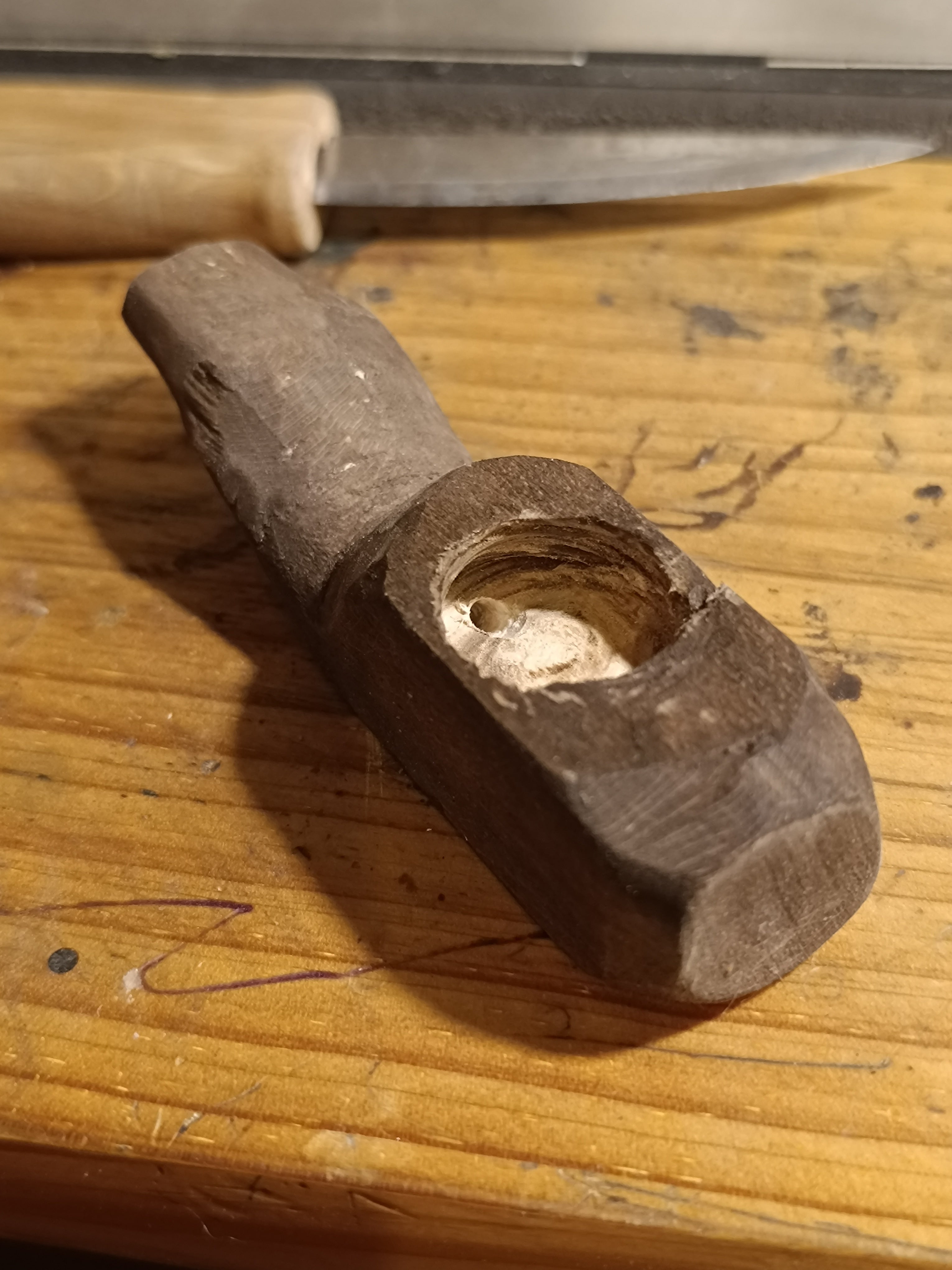 Pipe en bois taillé à la main