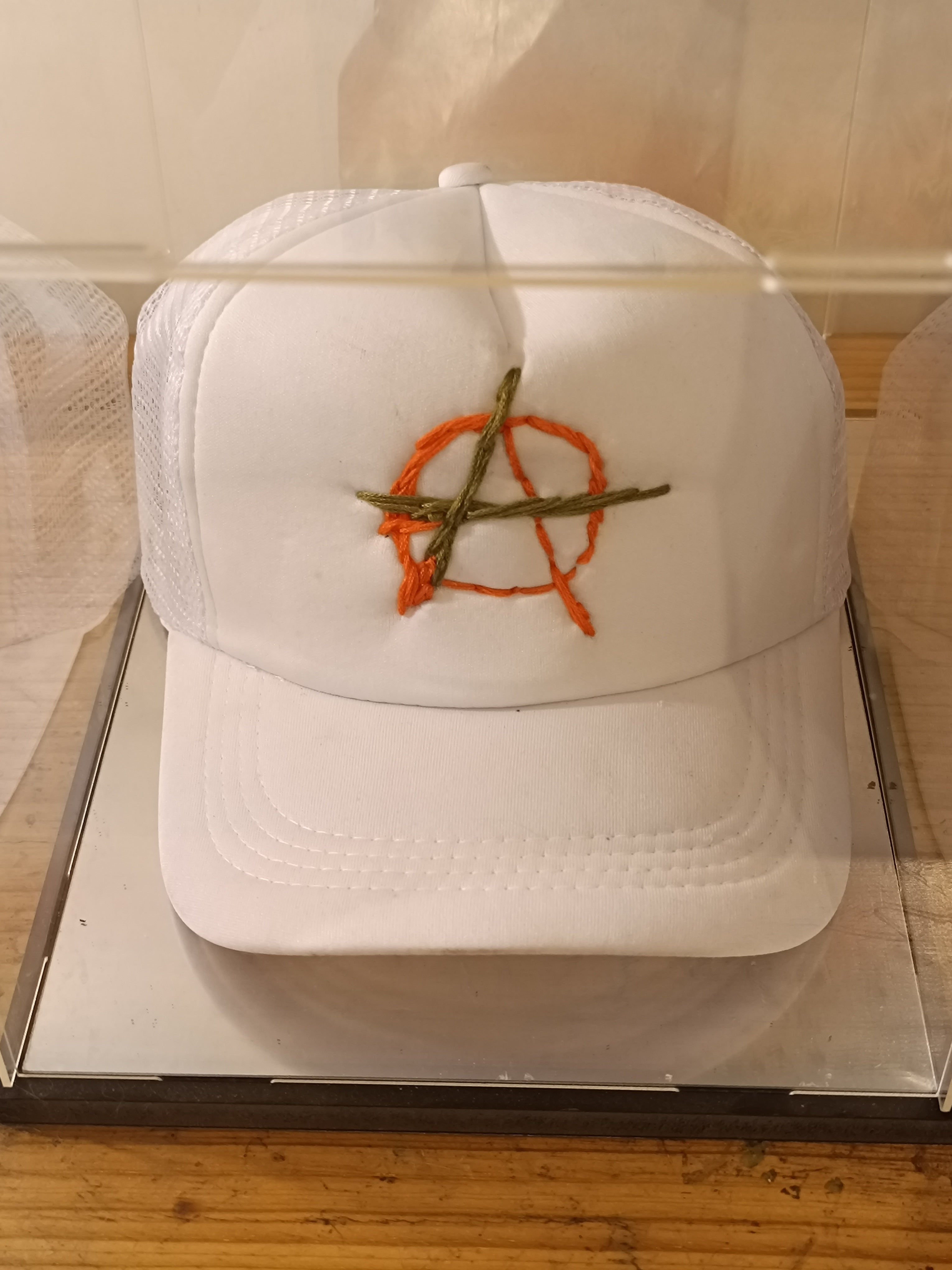 Casquette brodée mains anarchie