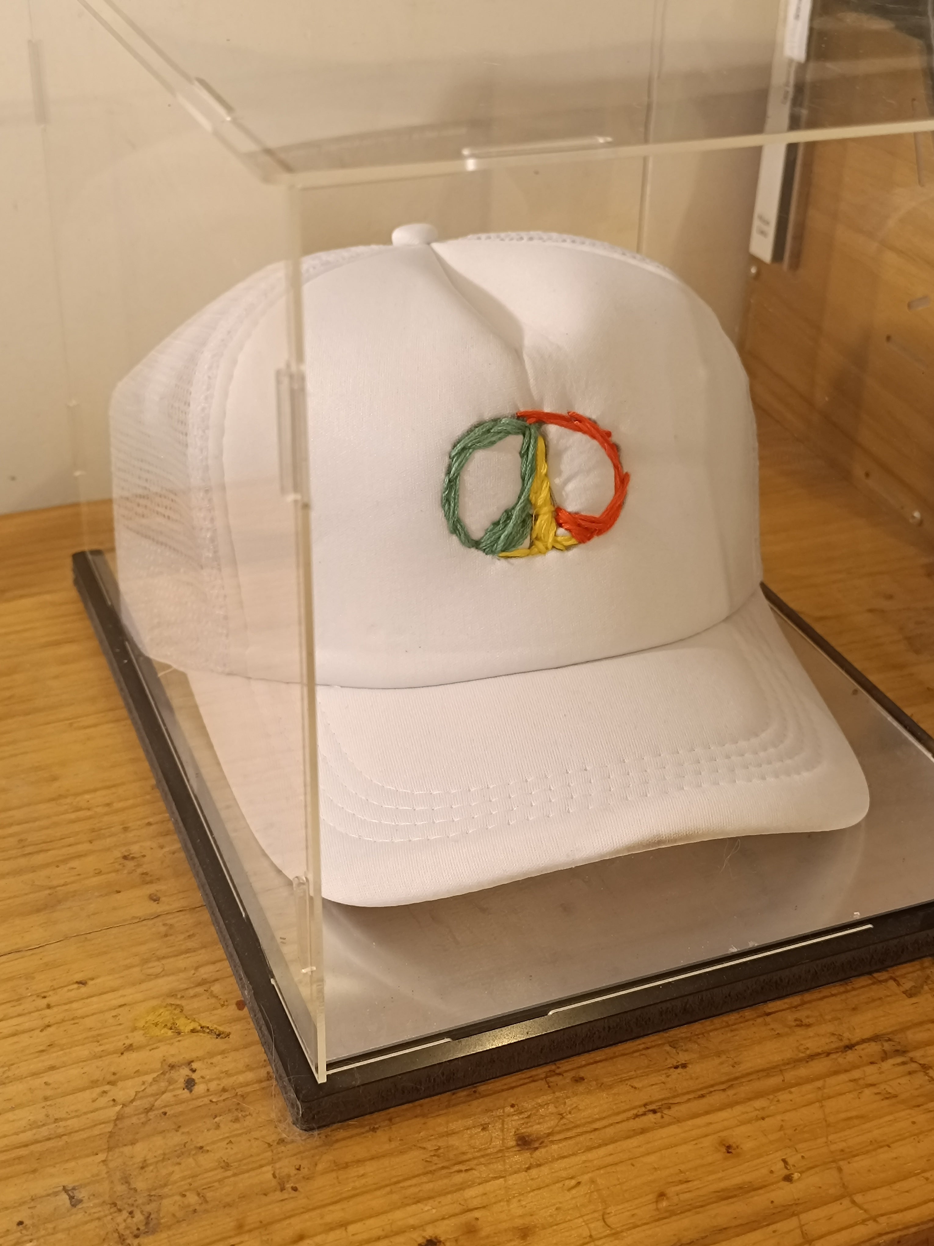 Casquette paix vet jaune rouge