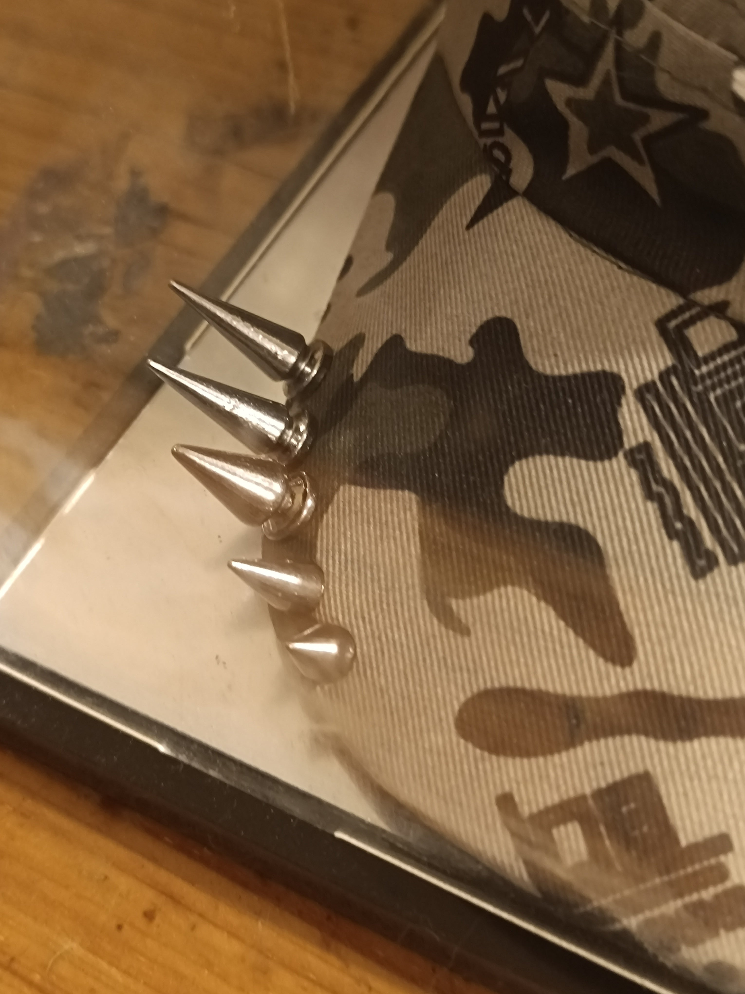 Casquette personnalisé militaire anar personnalisé sur commande broderie mains